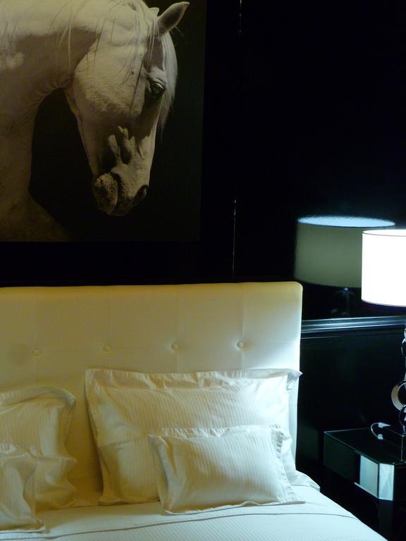 Aux Portes D'Honneur Cluny Room photo